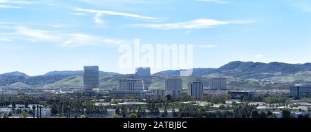 Irvine, CALIFORNIE - 31 JANVIER 2020: Vue panoramique aérienne d'Irvine. Vue depuis le grand parc en montgolfière. Banque D'Images