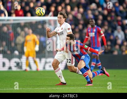 Le Sander Berge de Sheffield United (à gauche) et le combat James McArthur de Crystal Palace pour la balle lors du match de la Premier League à Selhurst Park, Londres. Banque D'Images