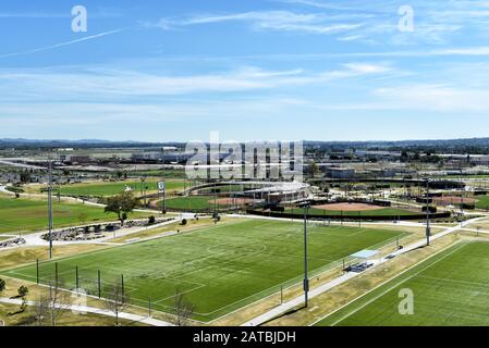 Irvine, CALIFORNIE - 31 JANVIER 2020: Vue aérienne des terrains de football et du stade Softball au Great Park du comté d'Orange. Banque D'Images