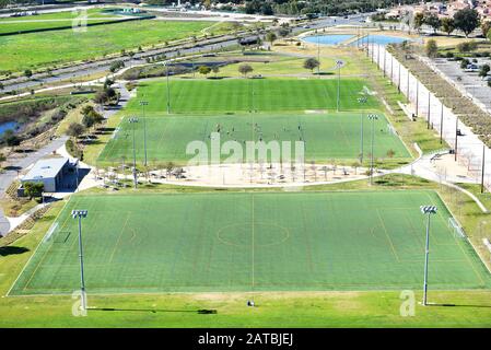 Irvine, CALIFORNIE - 31 JANVIER 2020: Vue aérienne des terrains de football au Grand Parc du comté d'Orange. Banque D'Images