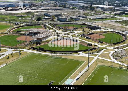 Irvine, CALIFORNIE - 31 JANVIER 2020: Vue aérienne du stade Softball au Grand parc du comté d'Orange. Banque D'Images