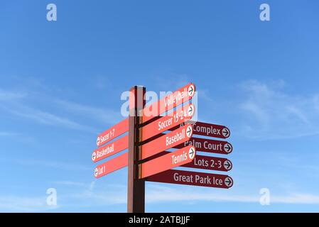 Irvine, CALIFORNIE - 31 JANVIER 2020: Panneaux de direction au parc Great Park du comté d'Orange. Banque D'Images