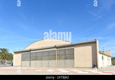 Irvine, CALIFORNIE - 31 JANVIER 2020: Hangar au Grand Parc du comté d'Orange. Le bâtiment abrite l'exposition Patrimoine et Aviation. Banque D'Images