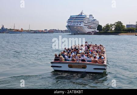 Bateau de croisière sur le canal Tommelise en croisière dans le port, le bateau de croisière MS Nautica amarré à Nordre Toldbod dans le port de Copenhague. A Gauche Le Royal Yacht, Dannebrog. Banque D'Images