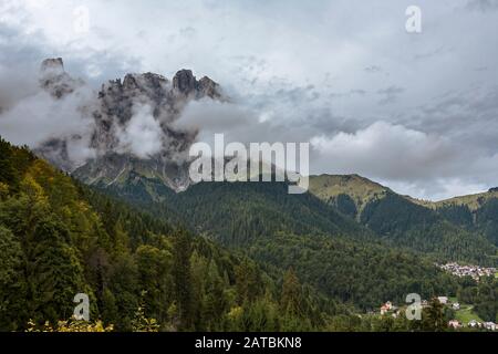 Vue du hameau de Masoch à la Croda Grande, Pale di San Martino groupe des Dolomites, avec le village de Gosaldo ci-dessous, Vénétie, Italie Banque D'Images