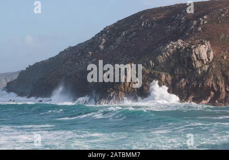 Vagues qui s'écrasent sur les rochers avec le ciel bleu à Pendeen, Cornwall Banque D'Images