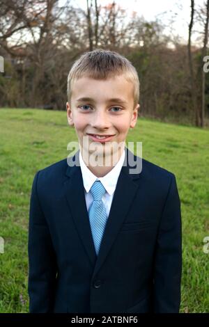 Portrait d'un garçon en âge habillés d'un costume aiguisé Banque D'Images
