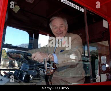 Johnny ball aux célébrations du 50ème anniversaire du lancement des obligations premium, sur un bus principal de la route des années 1950 à Trafalgar Square. Banque D'Images