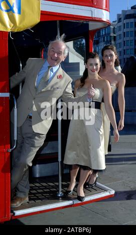 Johnny ball aux célébrations du 50ème anniversaire du lancement des obligations premium, sur un bus principal de la route des années 1950 à Trafalgar Square. Banque D'Images