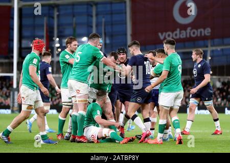 Les membres du groupe Guinness Six Nations du stade Aviva, Dublin, sont les premiers à faire des flambées entre les équipes. Banque D'Images