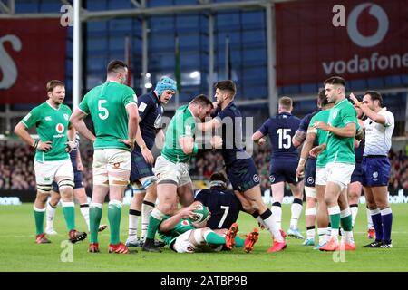 Les membres du groupe Guinness Six Nations du stade Aviva, Dublin, sont les premiers à faire des flambées entre les équipes. Banque D'Images