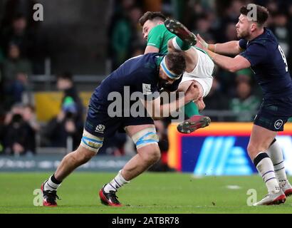 Nick Haining (à gauche), en Écosse, s'attaque à Jacob Stockdale, en Irlande, lors du match Guinness Six Nations au stade Aviva, à Dublin. Banque D'Images