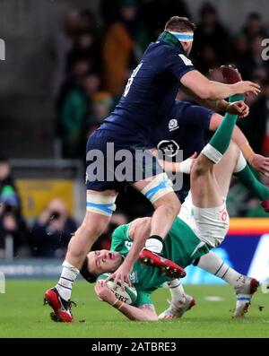 Nick Haining (à gauche), en Écosse, s'attaque à Jacob Stockdale, en Irlande, lors du match Guinness Six Nations au stade Aviva, à Dublin. Banque D'Images