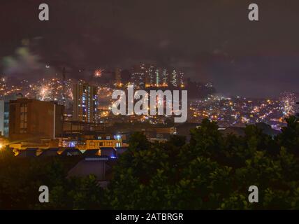 Feux d'artifice à la Saint-Sylvestre à Medellin, Colombie Banque D'Images