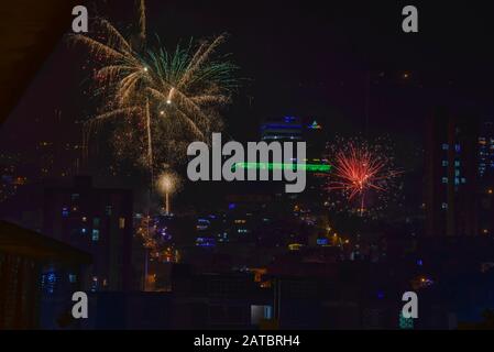 Feux d'artifice à la Saint-Sylvestre à Medellin, Colombie Banque D'Images