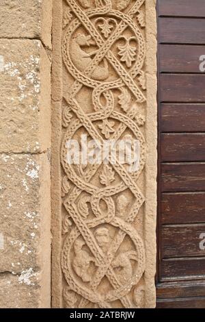 Des mopules mythologiques et fleuries décorant une partie du 11 siècle Pieve di Corsignano, près de Pienza, Toscane, Italie, Europe Banque D'Images