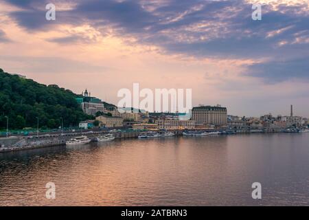 Kiev, Ukraine - 22 juin 2019 : vue sur Kiev depuis la rivière Dnieper au coucher du soleil Banque D'Images