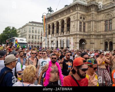 Europride 2019 défilé à Vienne par l'Opéra Banque D'Images