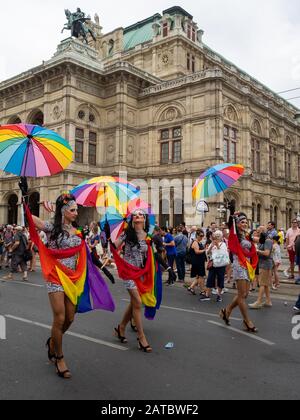 Europride 2019 défilé à Vienne par l'Opéra Banque D'Images