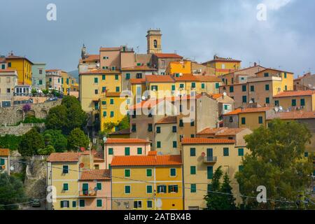 Une belle photo de Rio nell'Elba, un village sur l'île d'Elbe en Toscane, en Italie. Maisons historiques colorées, église antique sur les collines, overlooki Banque D'Images