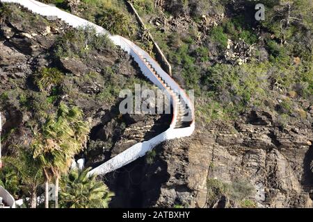 Des escaliers blancs Escarpés et sinueux qui s'enroulent dans la montagne Banque D'Images