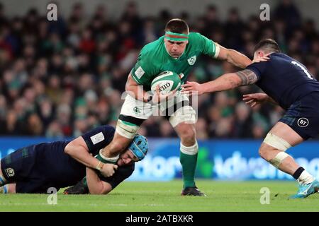 Le CJ Stander d'Irlande (centre) est abordé par le Rory Sutherland d'Écosse et Scott Cummings lors du match Guinness Six Nations au stade Aviva de Dublin. Banque D'Images