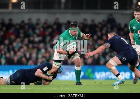 Le CJ Stander d'Irlande (centre) est abordé par le Rory Sutherland d'Écosse et Scott Cummings lors du match Guinness Six Nations au stade Aviva de Dublin. Banque D'Images