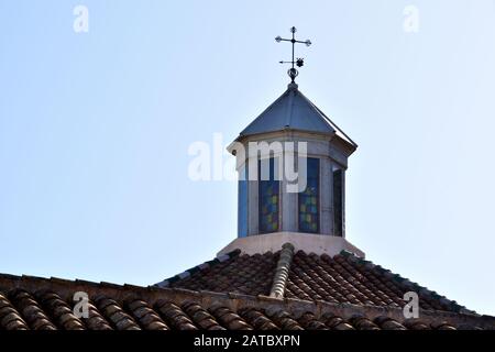 dôme de l'église avec fenêtre vitrail Banque D'Images