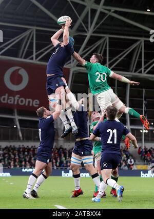 Scott Cummings, de l'Écosse, saisit une ligne lors du match Guinness Six Nations au stade Aviva, à Dublin. Banque D'Images