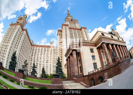Moscou, Russie - 8 juillet 2019: Vue fisheye sur l'Université d'État de Lomonosov Moscou sur les collines de Sparrow Banque D'Images