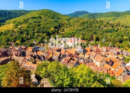 Vue sur la ville de Kaysersberg et ses maisons colorées, route des vins d'Alsace, France Banque D'Images