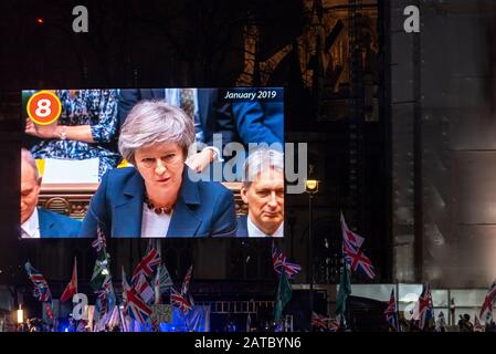 Enregistrement de Theresa May en tant que Premier ministre sur le grand écran lors de la célébration de la place du Parlement le jour du Brexit, 31 janvier 2020, Londres, Royaume-Uni Banque D'Images