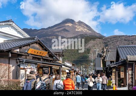 Paysage urbain de Yufuin en hiver ensoleillé jour avec ciel bleu clair. De nombreux magasins dans la rue, les touristes viennent ici pour visiter en vacances de nouvel an Banque D'Images