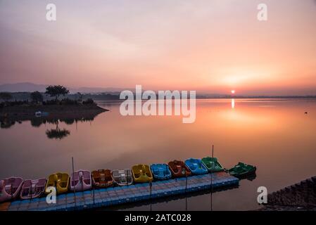 Lac Sukhna, Chandigarh au lever du soleil. Banque D'Images
