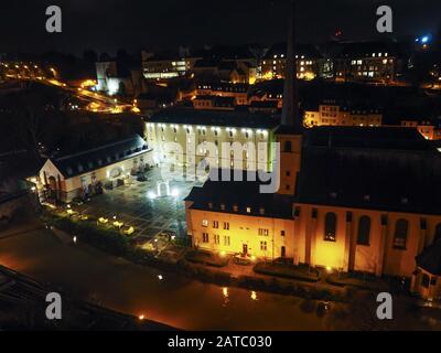 Luxembourg, Luxembourg. 1 janvier 2014. Vue aérienne de la vieille ville de Nikilux la nuit. Crédit: Igor Golovniov/Sopa Images/Zuma Wire/Alay Live News Banque D'Images