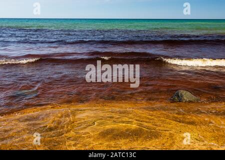 L'intersection de la rivière Mosquito et du lac supérieur à Pired Rocks National Lakeshore. Munising, MI. Mai 2017 Banque D'Images