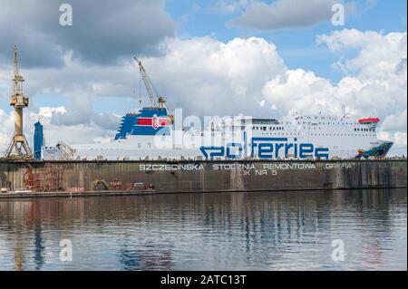 Szycecin Chantier Naval-Stocznia Szczecinska Gryfia. Pologne. 08-28-2017. Ferry pour la mer Baltique Cracovie dans le quai sec du chantier naval. Armateur Pzb-Polska Zegluga Baltycka Banque D'Images