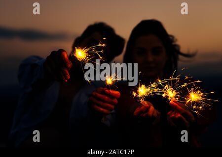 Tiré d'un jeunes qui jouent avec des cierges dans la nuit. Best Friends hanging out at night Banque D'Images