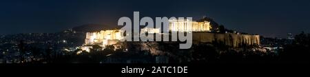 Colline de l'Acropole la nuit, Athènes, Grèce. C'est un point de repère important d'Athènes. Vue sur les ruines grecques anciennes dans le centre d'Athènes en soirée. Panorama du Banque D'Images