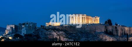 Acropole la nuit, Athènes, Grèce. Le célèbre temple du Parthénon est un point de repère d'Athènes. Vue panoramique sur les ruines grecques anciennes au crépuscule. Paysage de o Banque D'Images