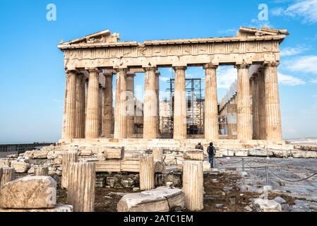 Parthénon sur la colline de l'Acropole, Athènes, Grèce. C'est un point de repère important d'Athènes. Ruines grecques anciennes dans le centre d'Athènes en été. Les touristes regardent le famo Banque D'Images