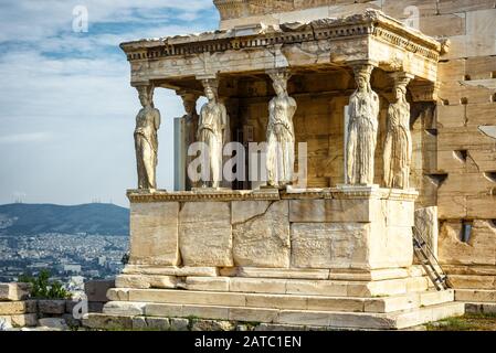 Porche de Caryatide d'Erechtheion sur l'Acropole d'Athènes, Grèce. Détail architectural avec de belles figures pour femme. Acropole avec ancienne grecque te Banque D'Images