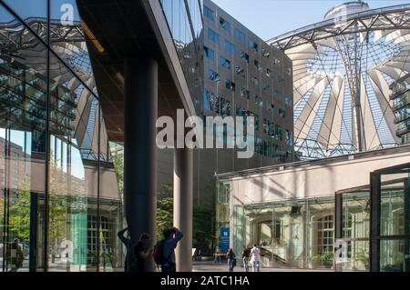 Atrium intérieur du Sony Center de la Potsdamer Platz à Berlin, Allemagne Banque D'Images