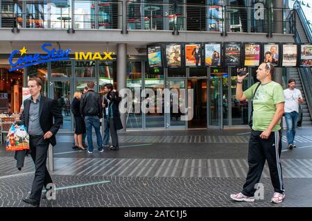 CINEMES dans l'atrium intérieur du Sony Center de Potsdamer Platz à Berlin, Allemagne Banque D'Images