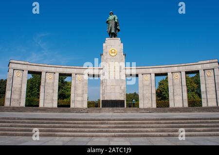 Monument commémoratif de guerre soviétique Berlin Tiergarten en commémorant les soldats tués dans la bataille de Berlin. Sowjetisches Ehrenmal im Tiergarten. Banque D'Images