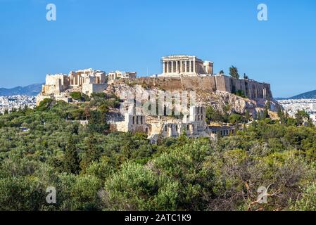 Belle vue sur l'Acropole à Athènes, Grèce. Le grec ancien Parthénon sur l'Acropole est le monument principal d'Athènes. Panorama pittoresque de th Banque D'Images