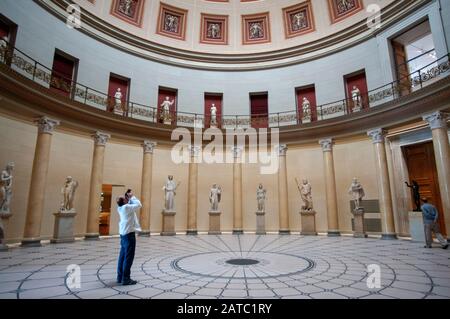 Sculptures dans l'atrium de l'intérieur du musée Altes sur Museumsinsel à Berlin, Allemagne Banque D'Images