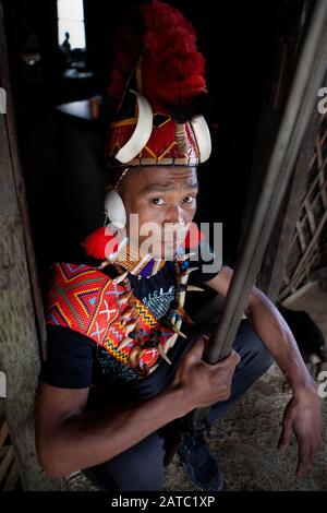 Konyak Tribe jeune homme à Longwa Nagaland Inde Banque D'Images