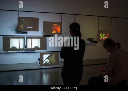 En tant que pluriel Singulière du musée Guggenheim, il présente l'installation vidéo De La société Desire machine collective à Berlin, en Allemagne. Le projet temporaire BMW Banque D'Images