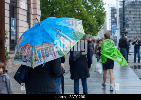 Joli parapluie à thème de berlin devant l'extension Moderne au Musée d'histoire allemande (Deutsches Historiisches Museum) par im Pei à Mitte Berlin Allemagne Banque D'Images